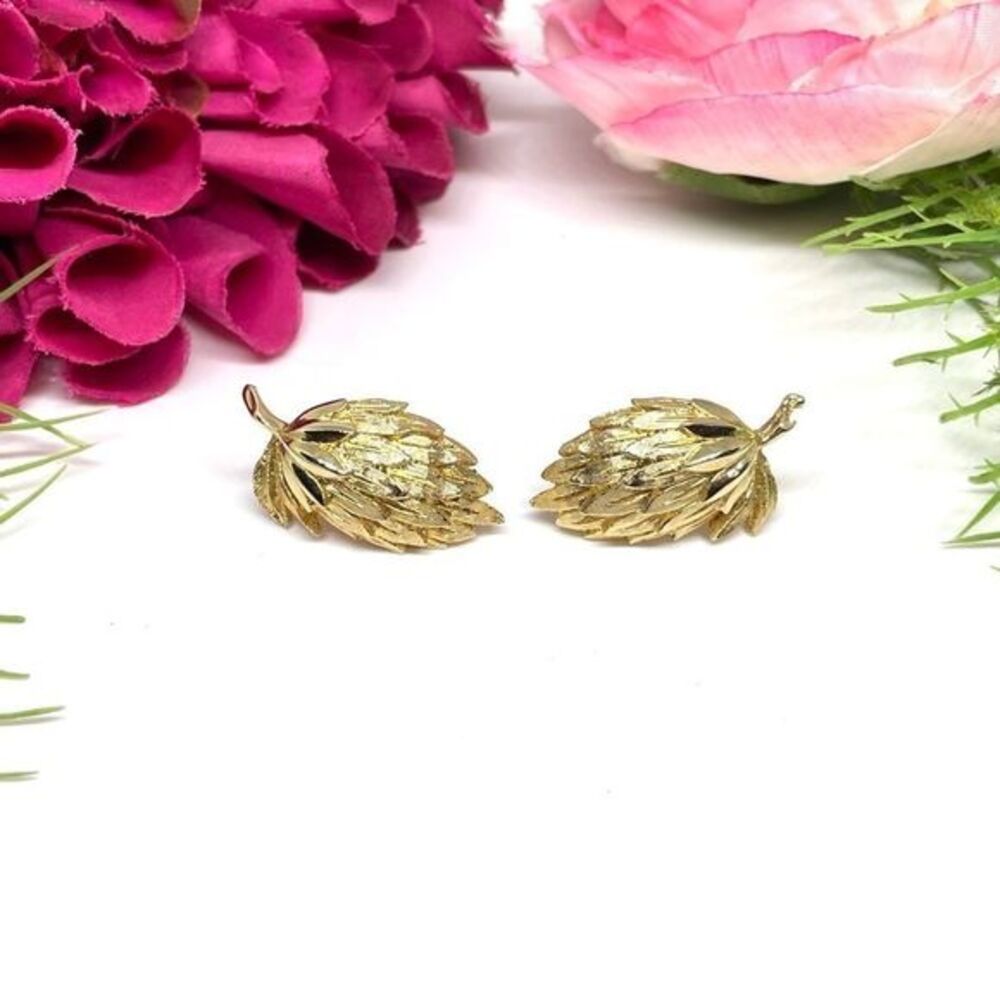 VINTAGE⚜️Brushed Golden Prickly Floral Clip Earrings